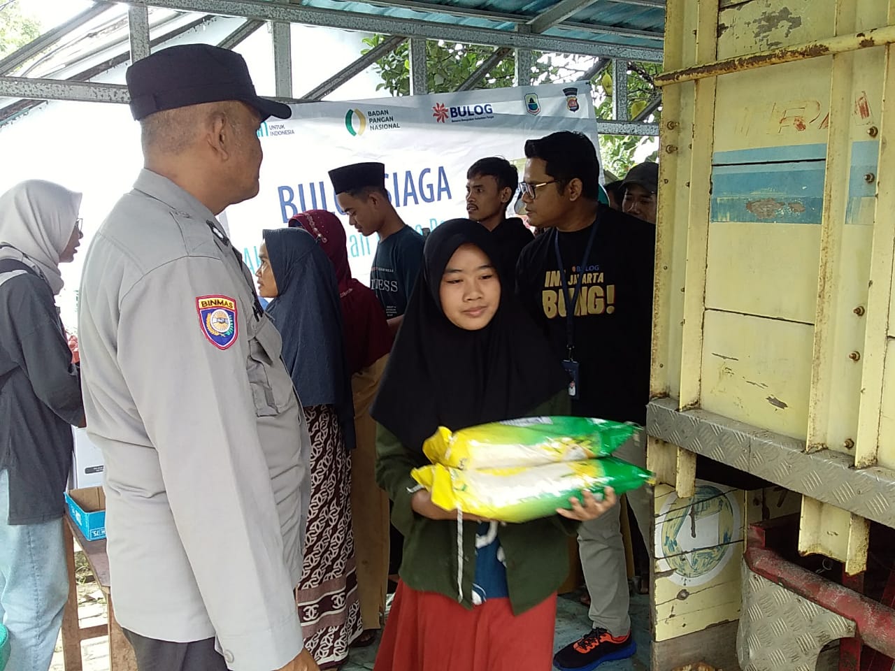 Kanit Binmas Polsek Rangkasbitung Polres Lebak Giat PAM Bazar Murah Di Kecamatan Kalanganyar