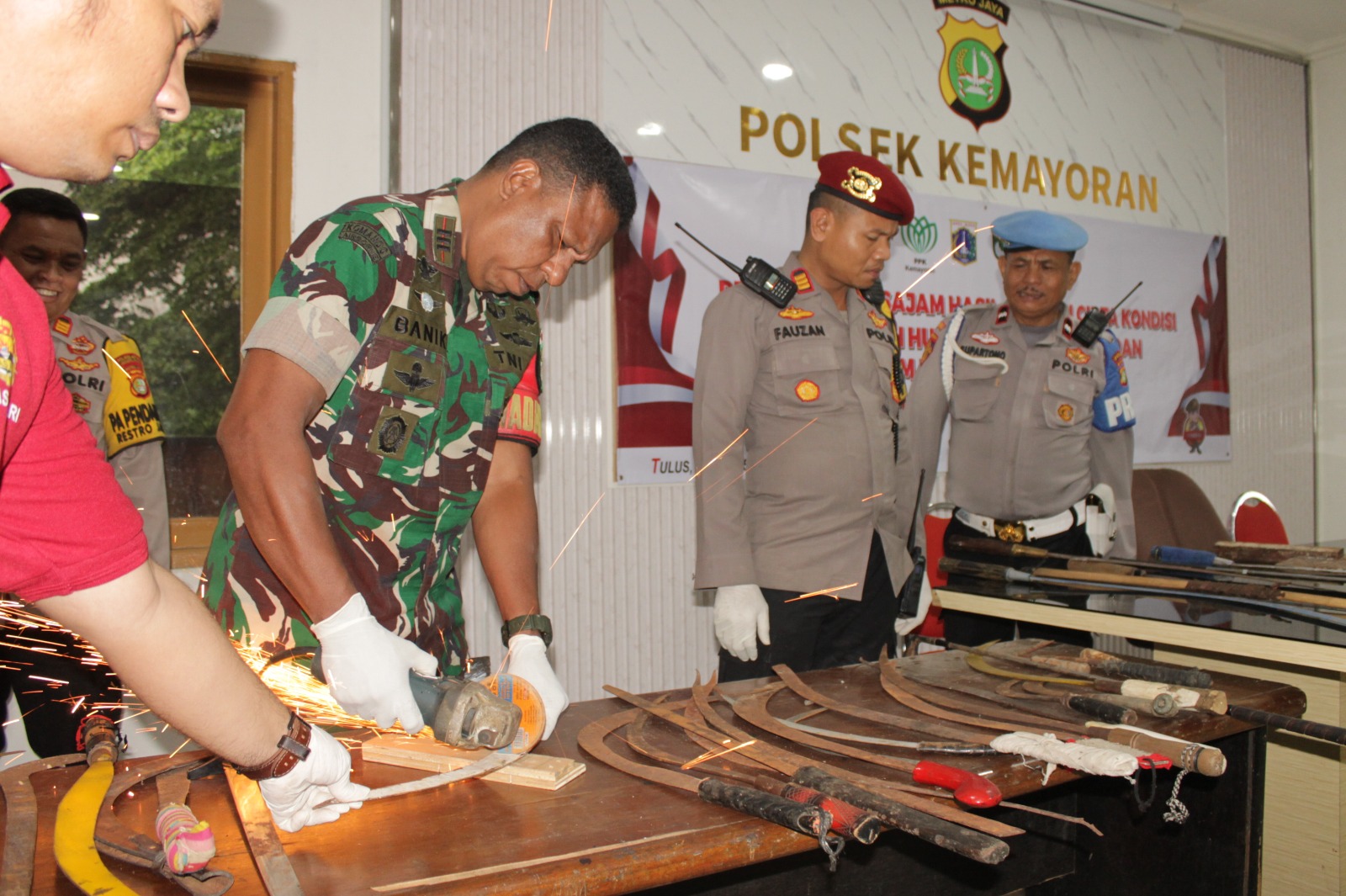 Wadanramil 07/Kemayoran Ikuti Proses Pemusnahan Sajam Menjelang Bulan Puasa Yang Digelar Polsek Kemayoran