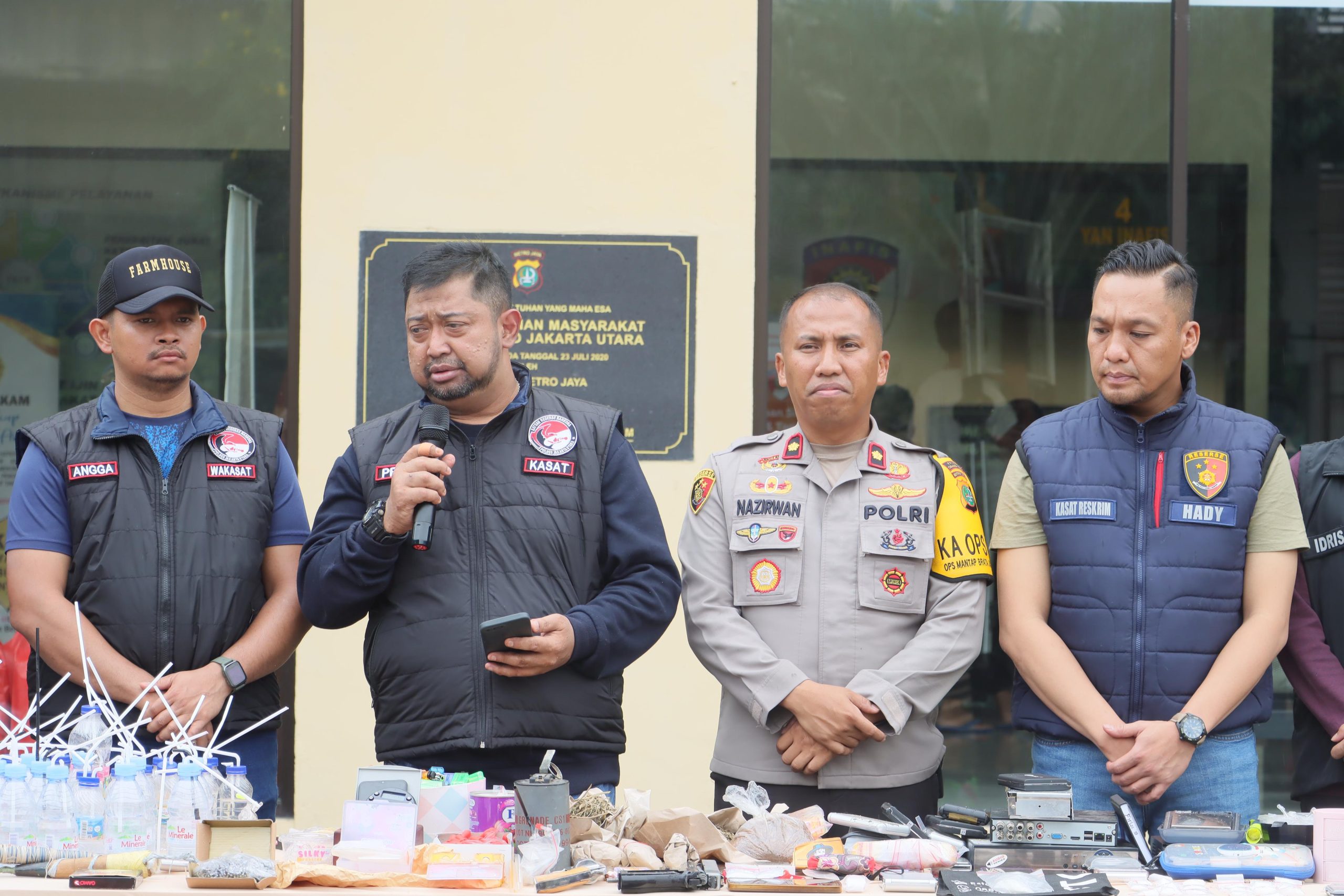 POLRES JAKUT GREBEK KAMPUNG BAHARI PULUHAN ORANG DIAMANKAN