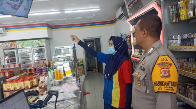 Bhabinkamtibmas Polsek Cigasong Cegah Aksi Kejahatan di Bulan Ramadhan dengan Sambangi Karyawan Indomaret