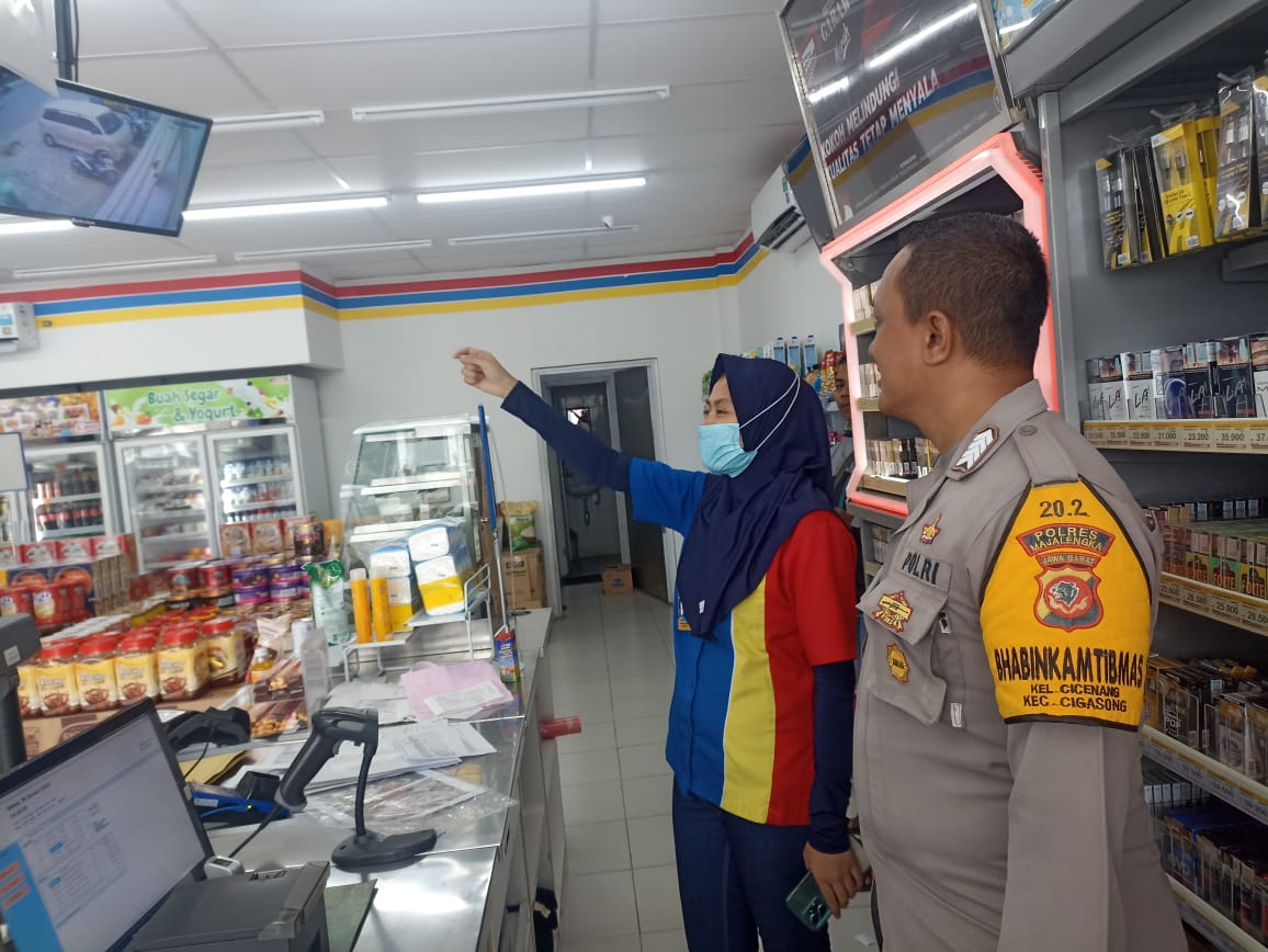 Bhabinkamtibmas Polsek Cigasong Cegah Aksi Kejahatan di Bulan Ramadhan dengan Sambangi Karyawan Indomaret