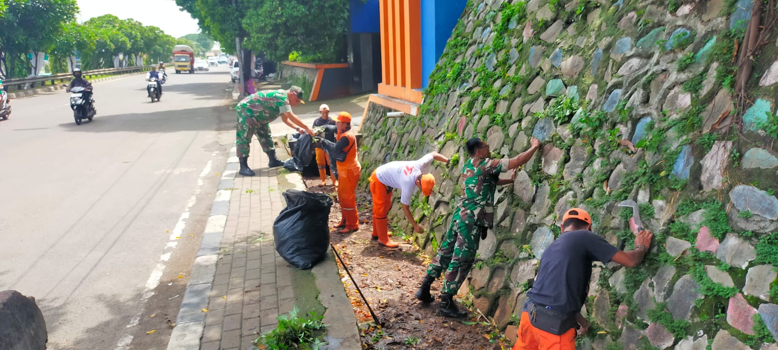 Babinsa Koramil Pasar Rebo Bersama PPSU dan Warga Bersihkan Lingkungan