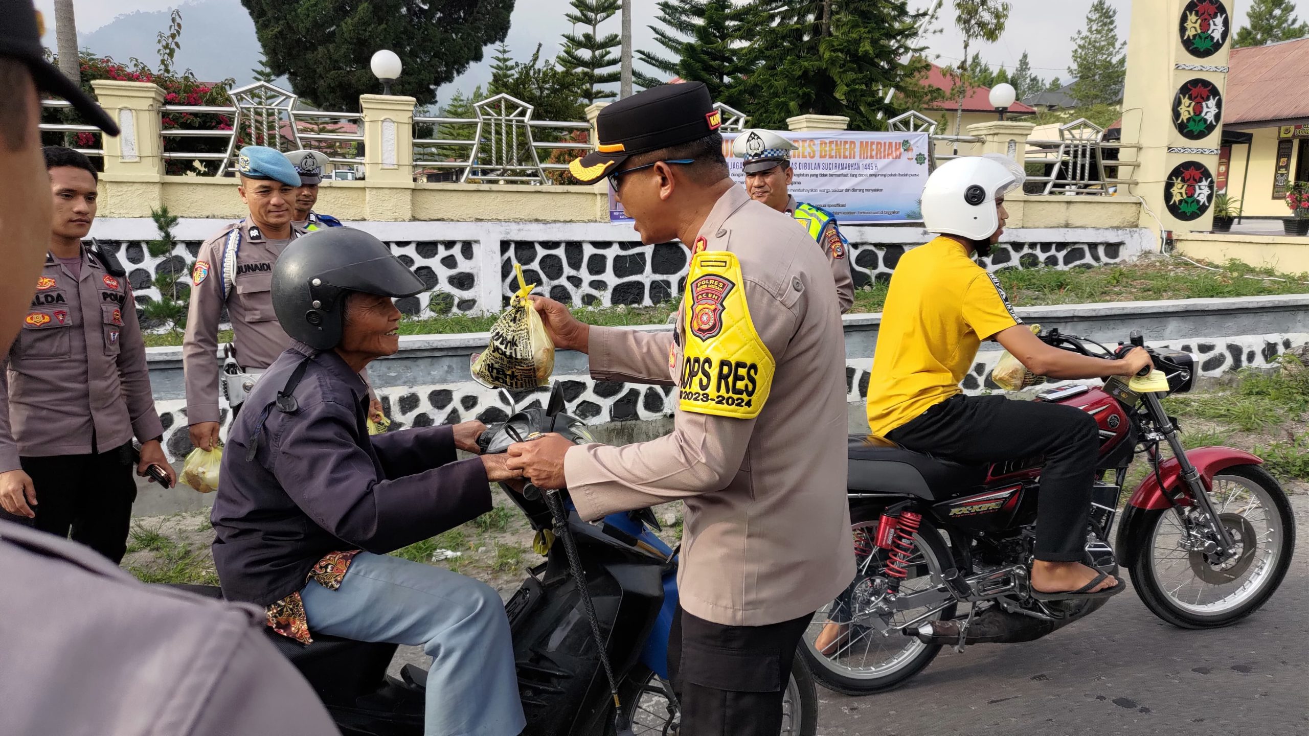 Kapolres Bener Meriah dan Pejabat Utama Berbagi Takjil Gratis di Depan Mapolres