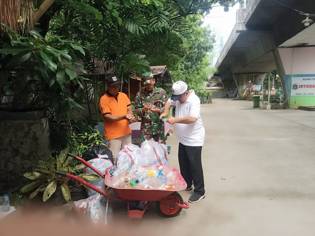 Babinsa Koramil 01/Menteng Melaksanakan Komsos Bersama Warga