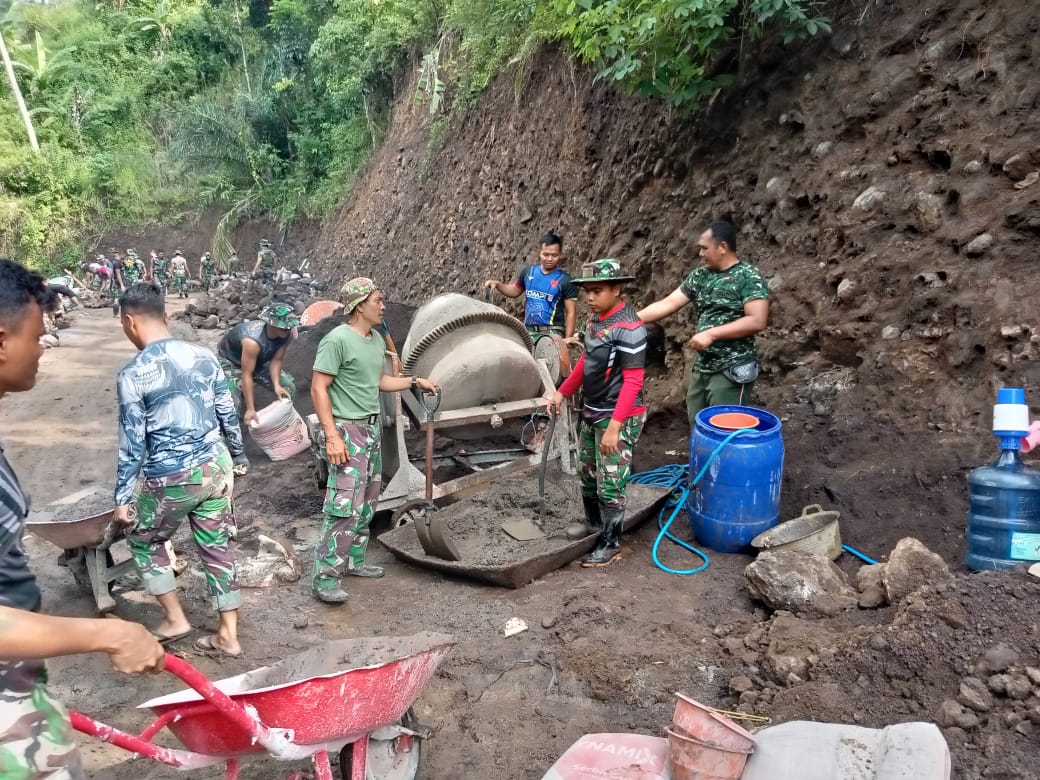 Tiap Hari Satgas TMMD Dibantu Warga Bergelut Dengan Material Dan Suara Mesin Molen Agar Program TMMD Selesai Tepat Waktu