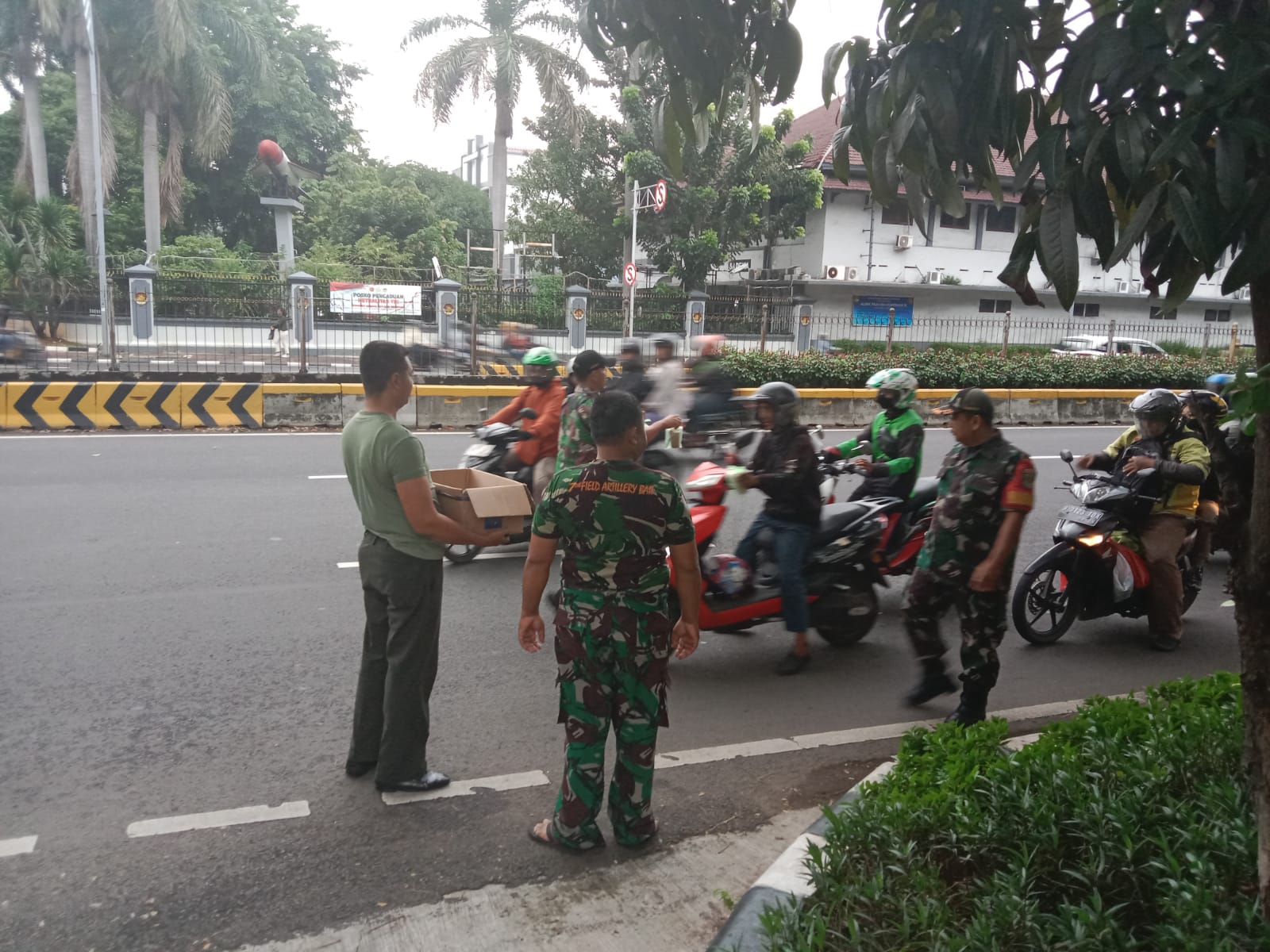 Di Bulan Penuh Berkah Koramil 02/Sawah Besar Bagikan Takjil Menjelang Buka Puasa