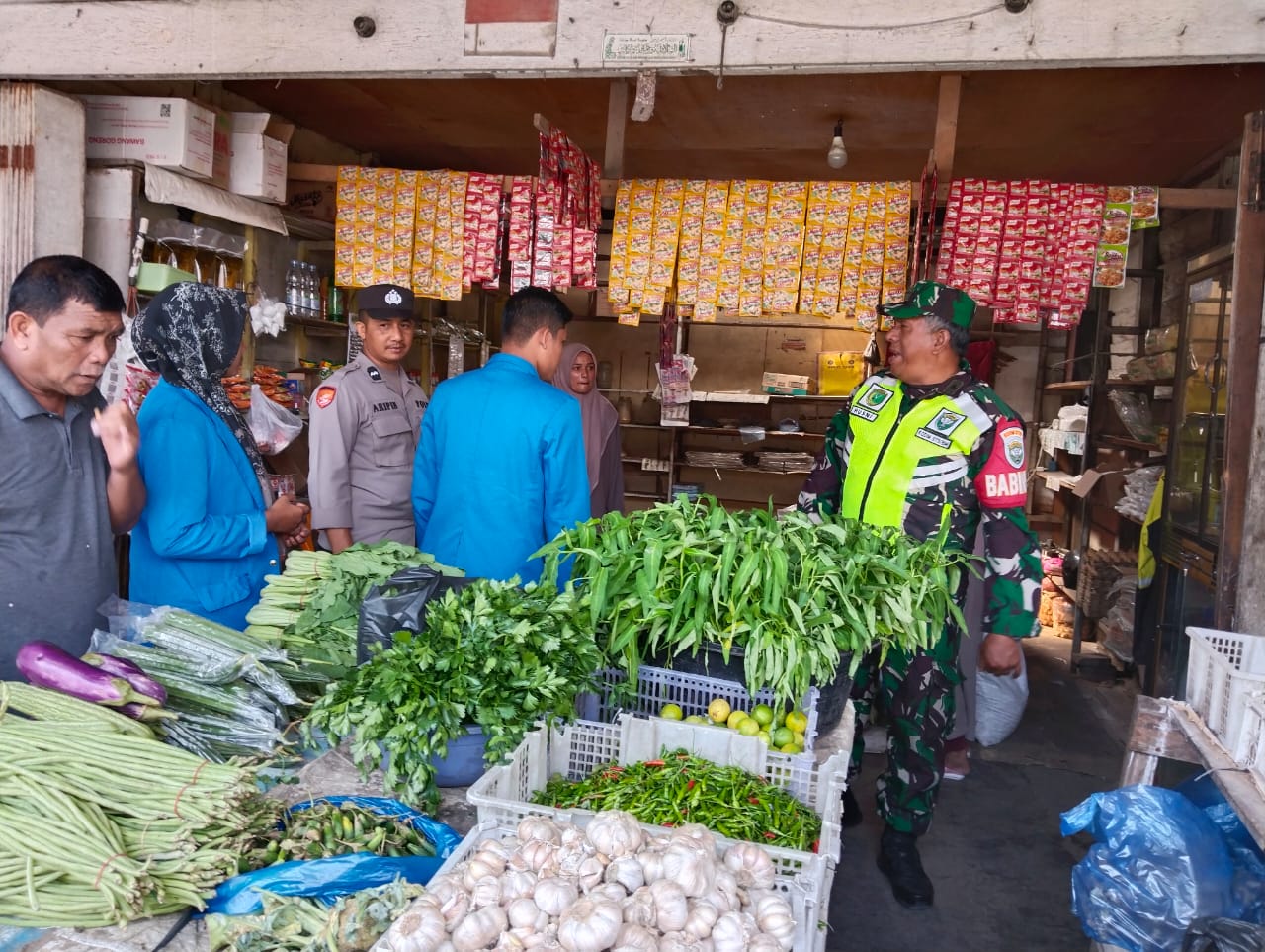 Bulan Suci Ramadhan: Dua Babin Berjibaku dengan Pedagang Sembako