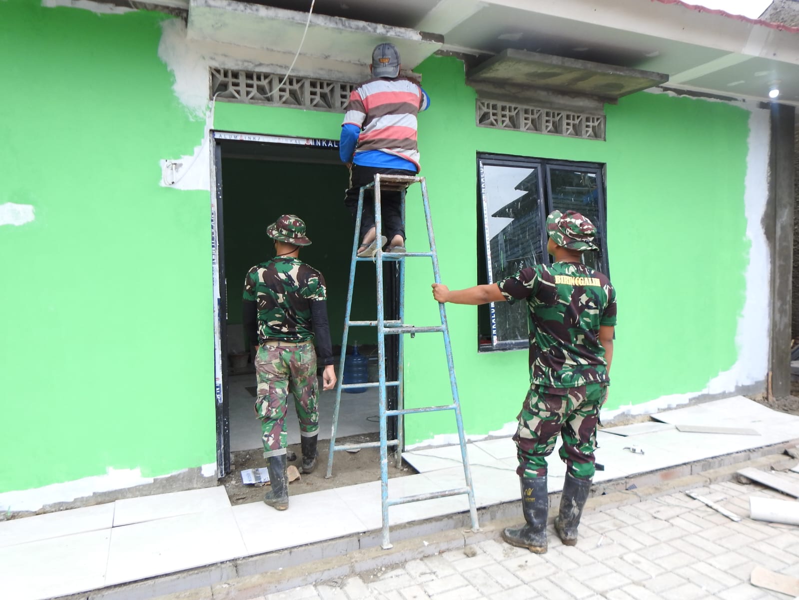 Luar Biasa Tim Satgas TMMD 119 Bantu Pembagunan Posyandu