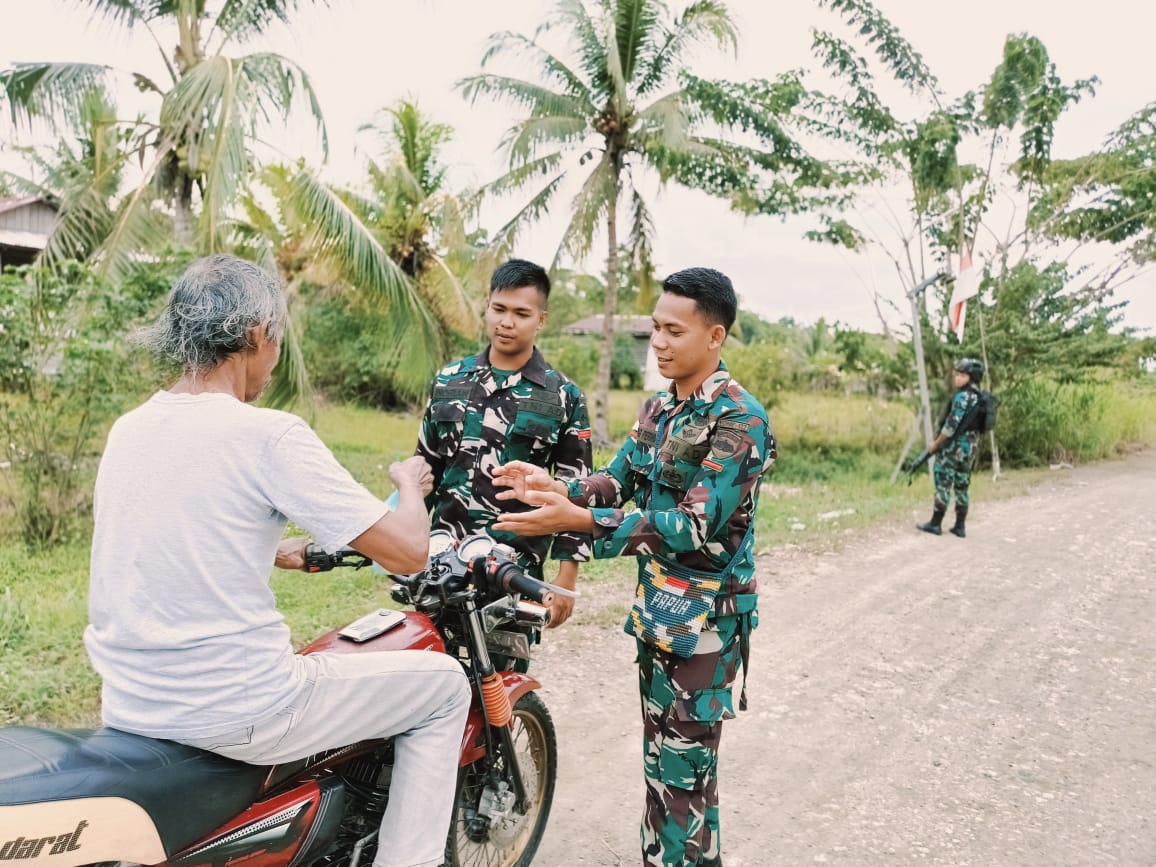 Minggu Kasih Satgas Yonif 122/TS Bagikan Makanan Kepada Masyarakat Binaan Pos