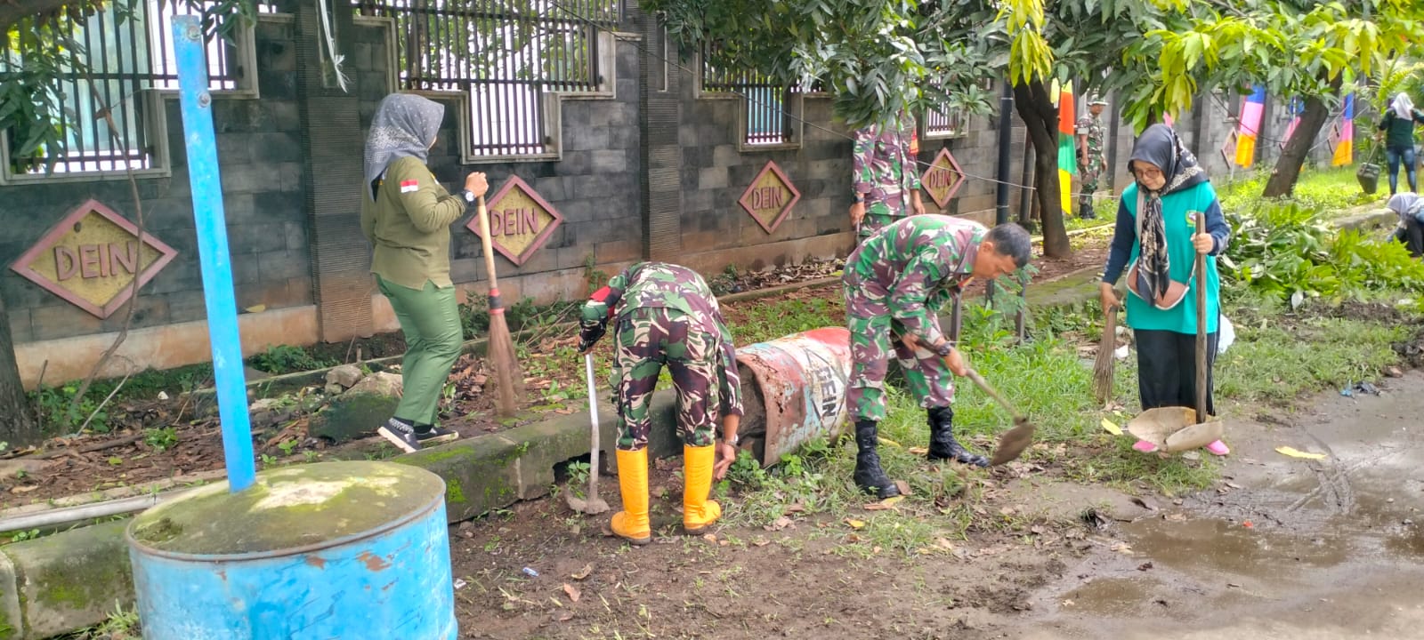 Suasana Puasa Bukan Penghalang Bagi Anggota Koramil 01/Kranji Untuk Melaksanakan Karya Bhakti