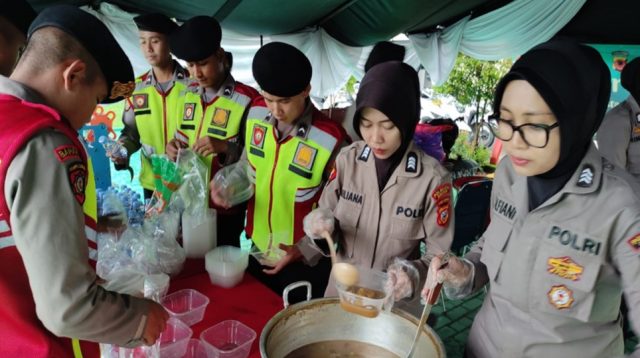 Polwan Polresta Cirebon Gelar Patroli Ngabuburit dan Berbagi Takjil yang Dimasak Sendiri