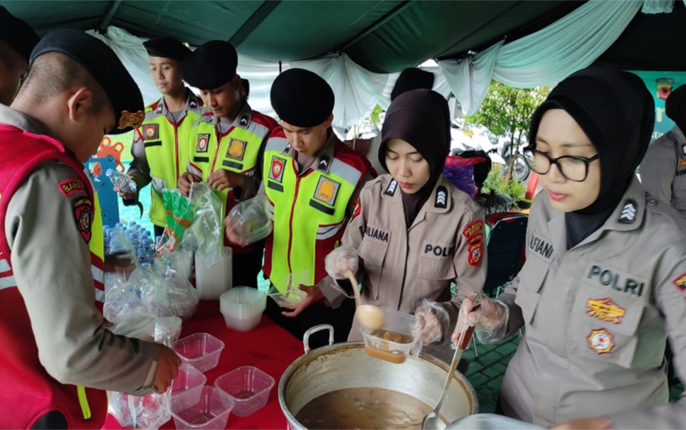 Polwan Polresta Cirebon Gelar Patroli Ngabuburit dan Berbagi Takjil yang Dimasak Sendiri