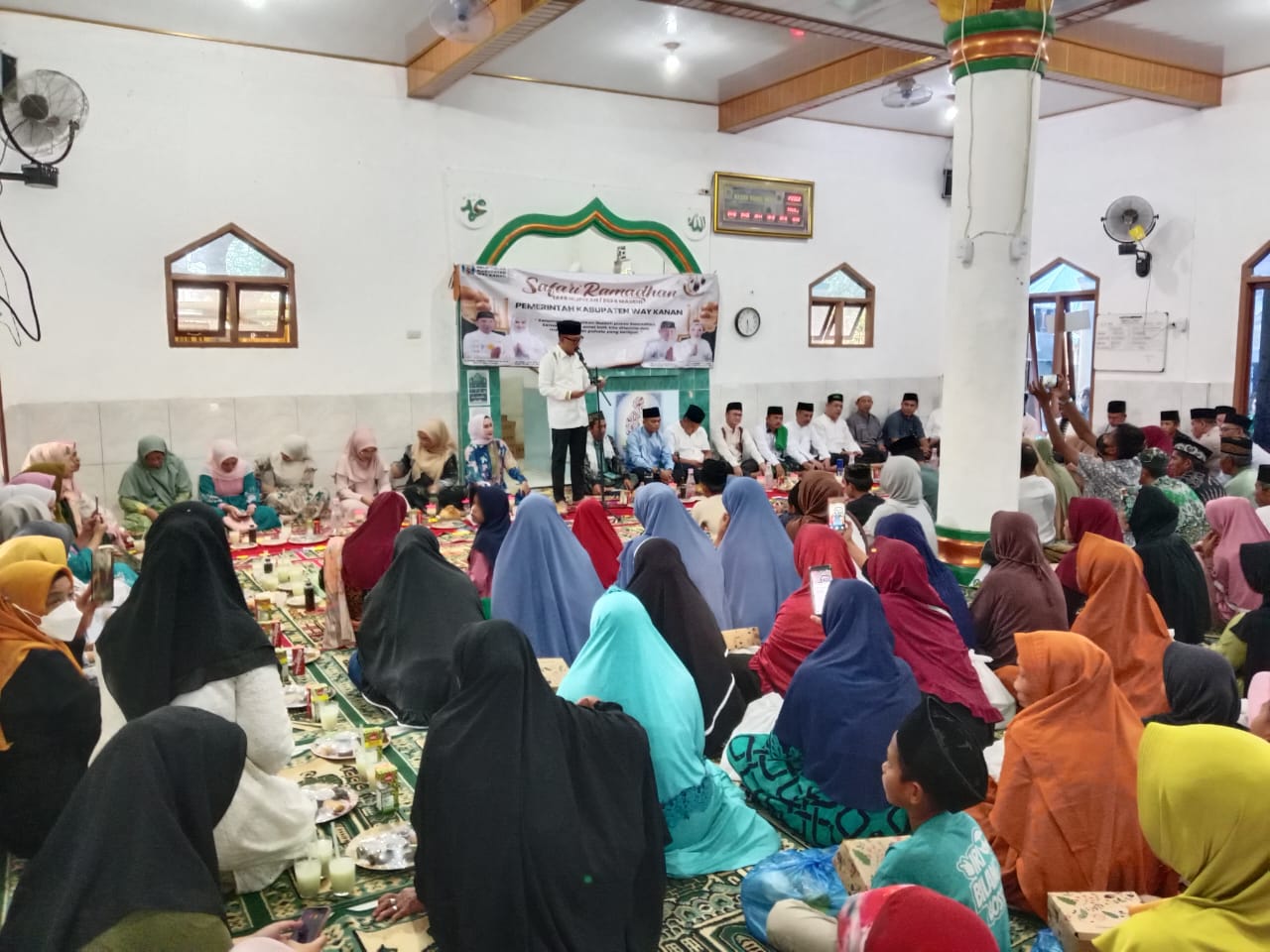 Dalam Rangka Safari Ramadhan Bupati Way Kanan Kunjungi Masjid Nurul Iman