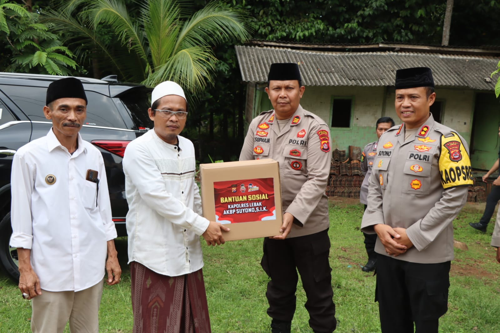 Berkah Ramadhan Kapolres Lebak Bagikan Bantuan Paket Sembako Kepada Ponpes di Daerah Hukum Polsek Cibadak