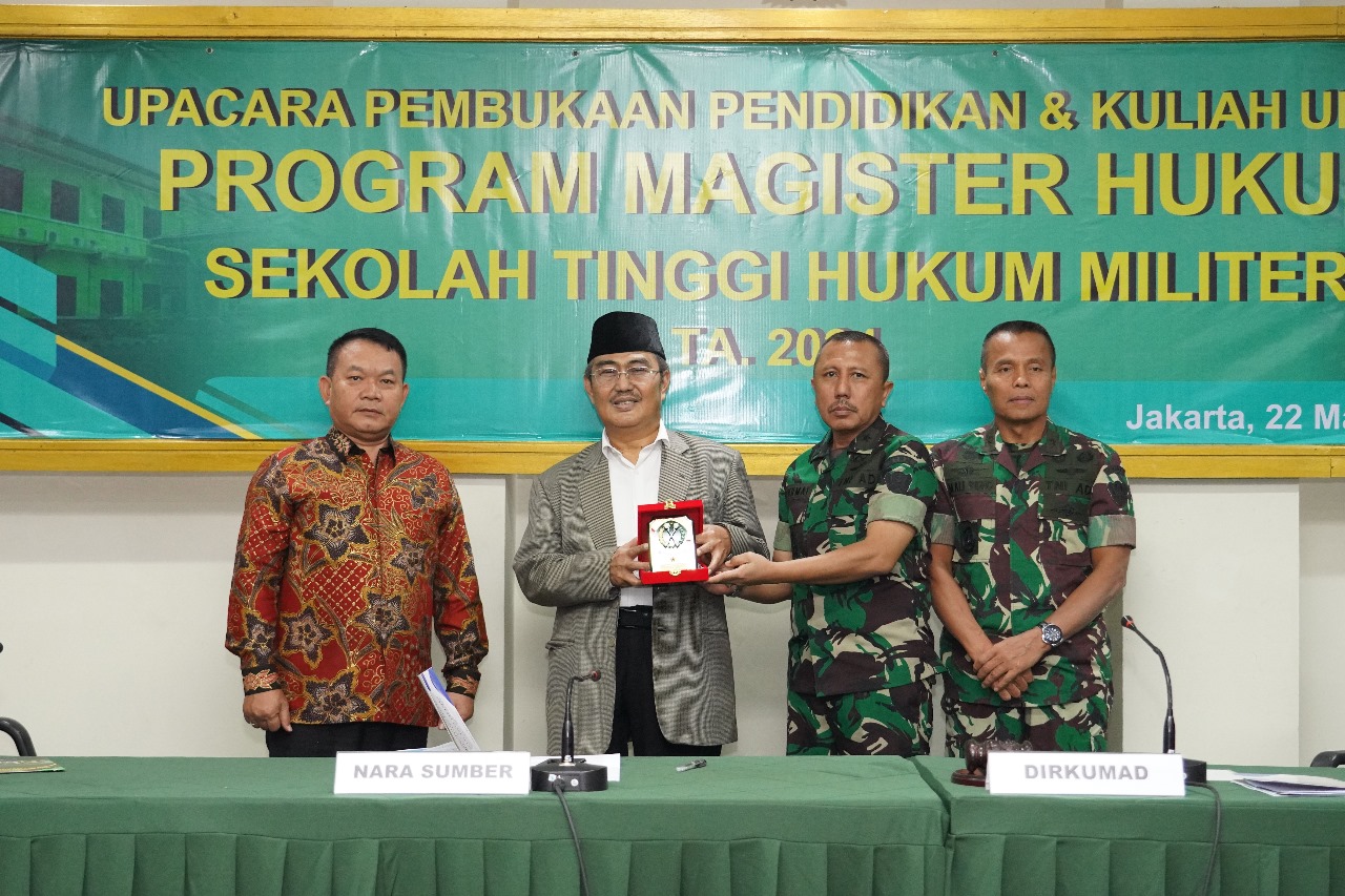 Ketua Senat Dewan Guru Besar STHM Memberikan Sambutan Pada Upacara Pembukaan S2 STHM