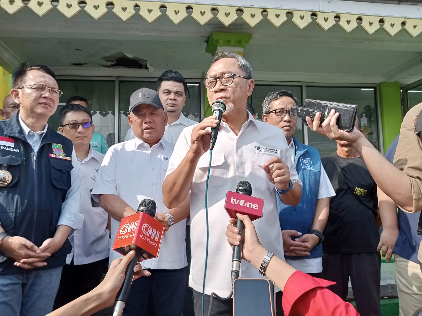 Tinjau Pasar Tambun, Mendag Zulkifli Hasan: Alhamdulillah, Harga Bapok Sudah Mulai Turun, Semoga Rakyat Bahagia