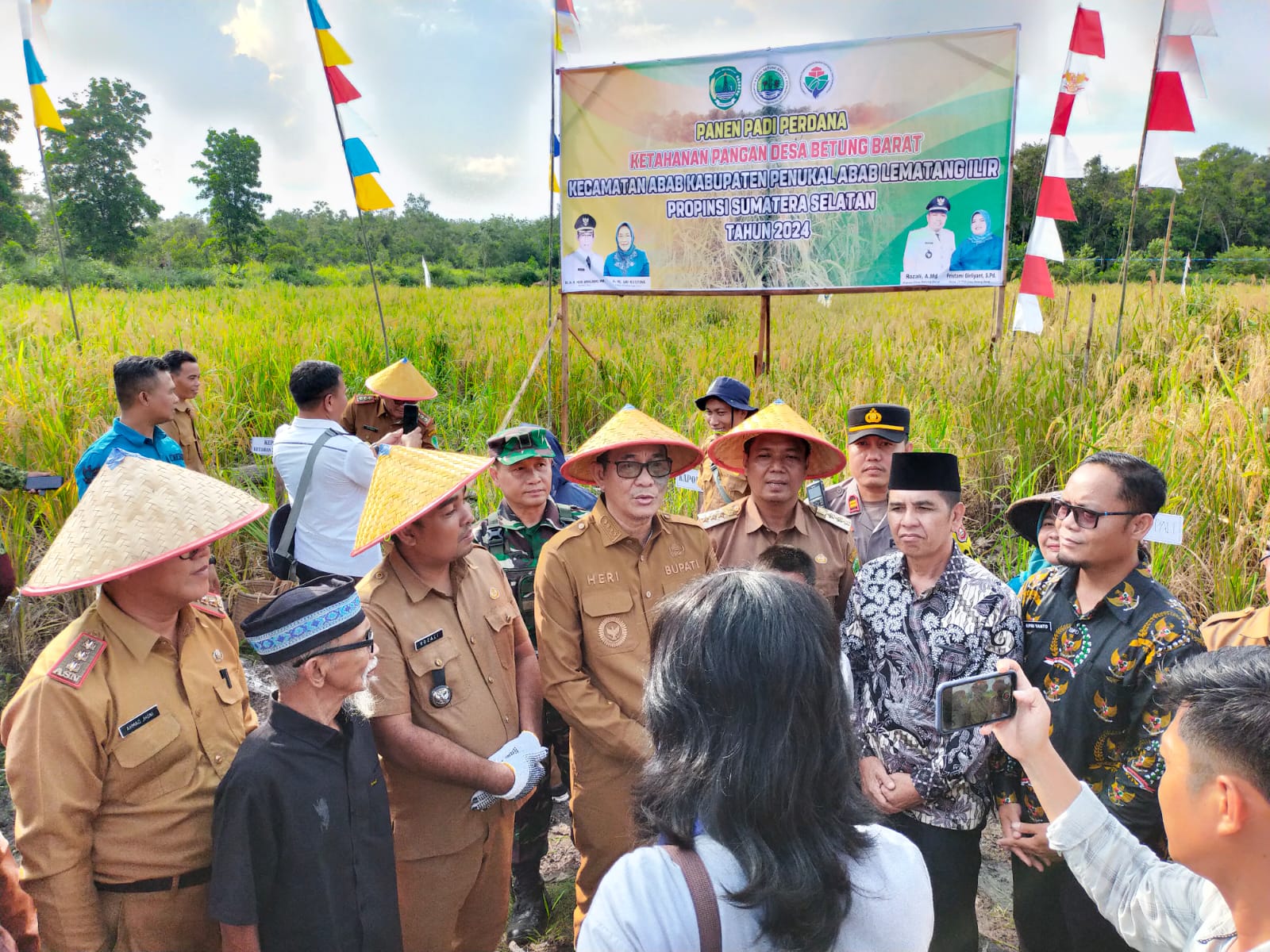 Perdana Panen Raya Ketahanan Pangan Tahun 2024 di Desa Betung Barat