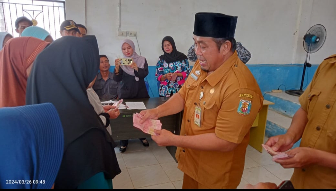 Pemerintah Kampung Bonglai,Kecamatan Banjit: Menyalurkan BLT-DD Tahap 1 Tahun 2024