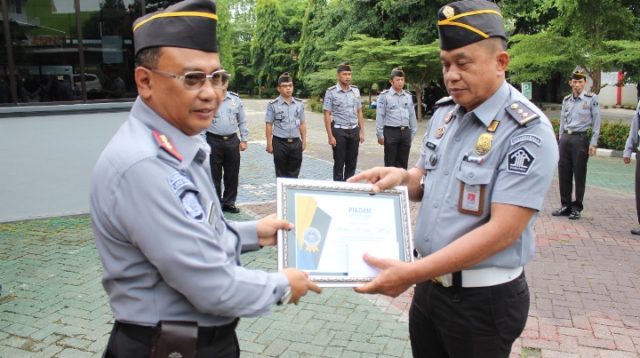 Totok Budiyanto Memberikan Reward Kepada Pegawai Terbaik Triwulan I Tahun 2024