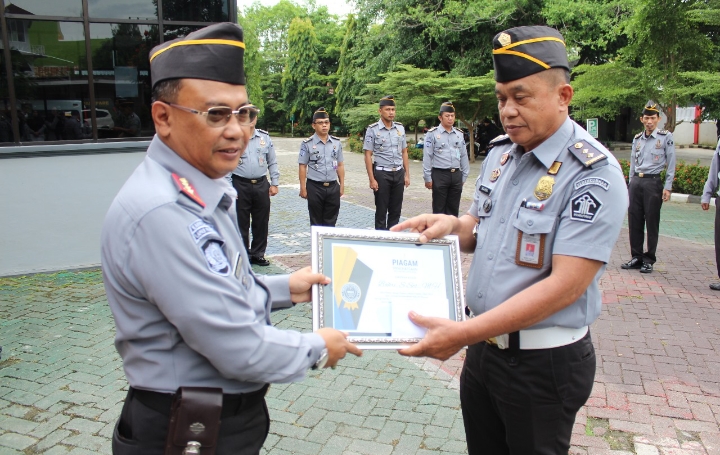 Totok Budiyanto Memberikan Reward Kepada Pegawai Terbaik Triwulan I Tahun 2024