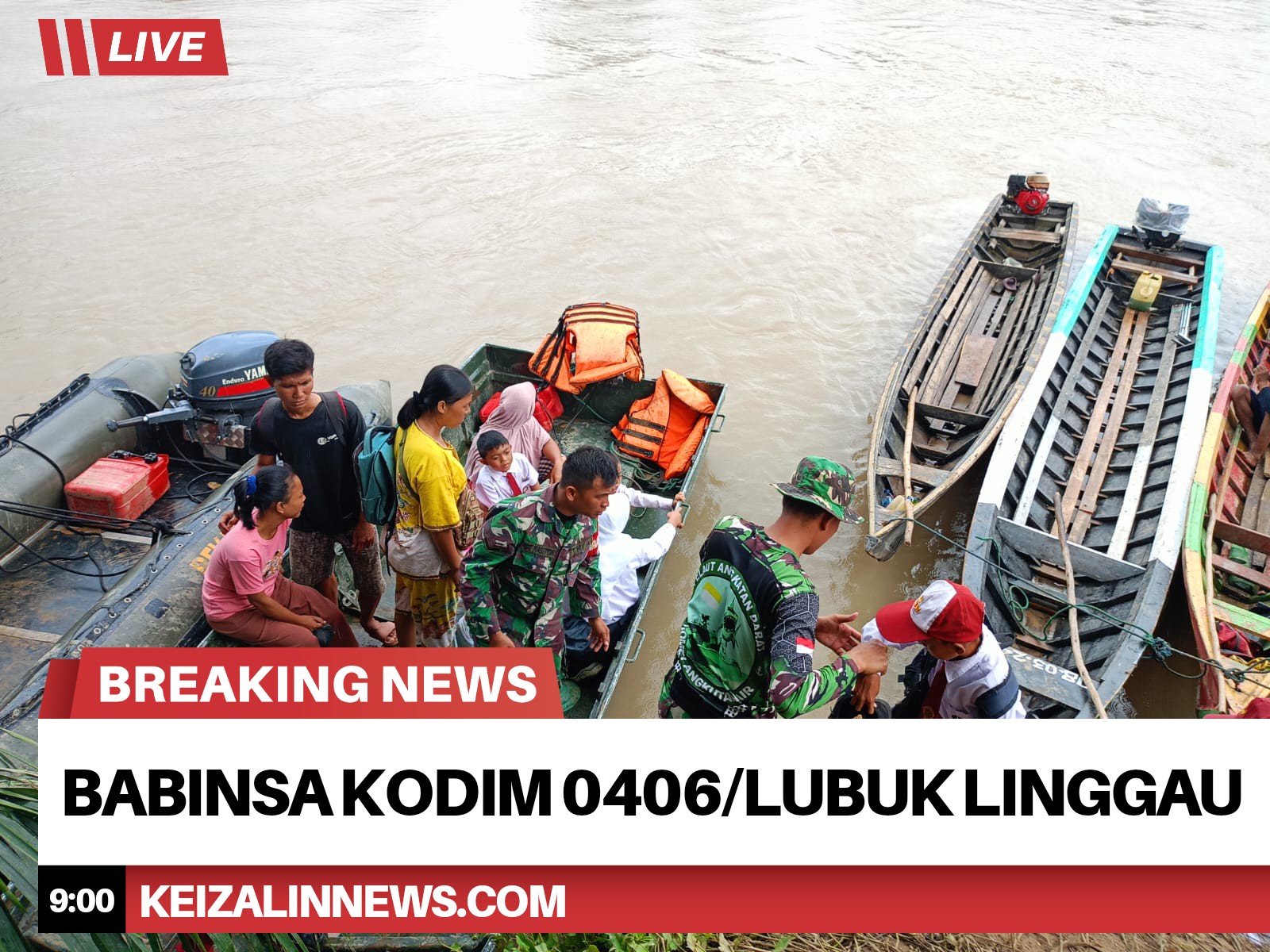 Mengatasi Kesulitan Warna Karena Jembatan Putus, Babinsa Kodim 0406/LL Seberangkan Warga dan Anak Sekolah Dengan Perahu