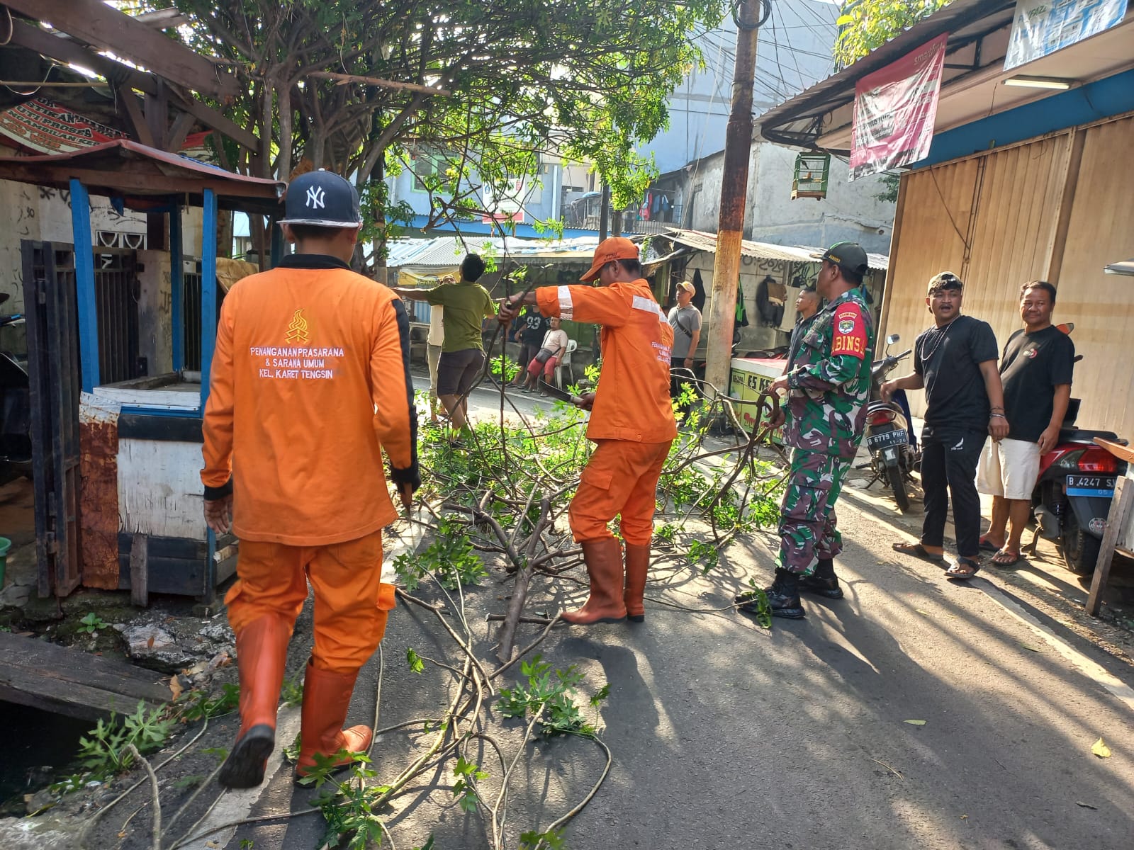 Wujudkan Lingkungan Bersih, Babinsa Koramil 05/Tanah Abang Kerja Bakti Bersama Warga dan Anggota PPSU