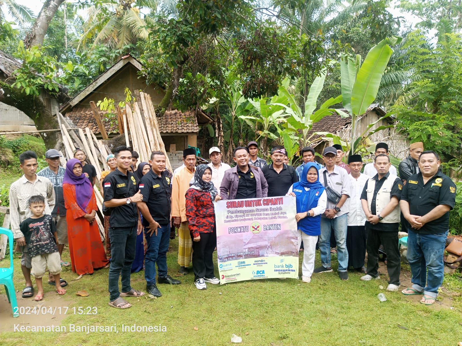 Forwatu Banten Serahkan Hasil Donasi Dana Awal Pembangunan Mushola di Cipanyi Banjarsari