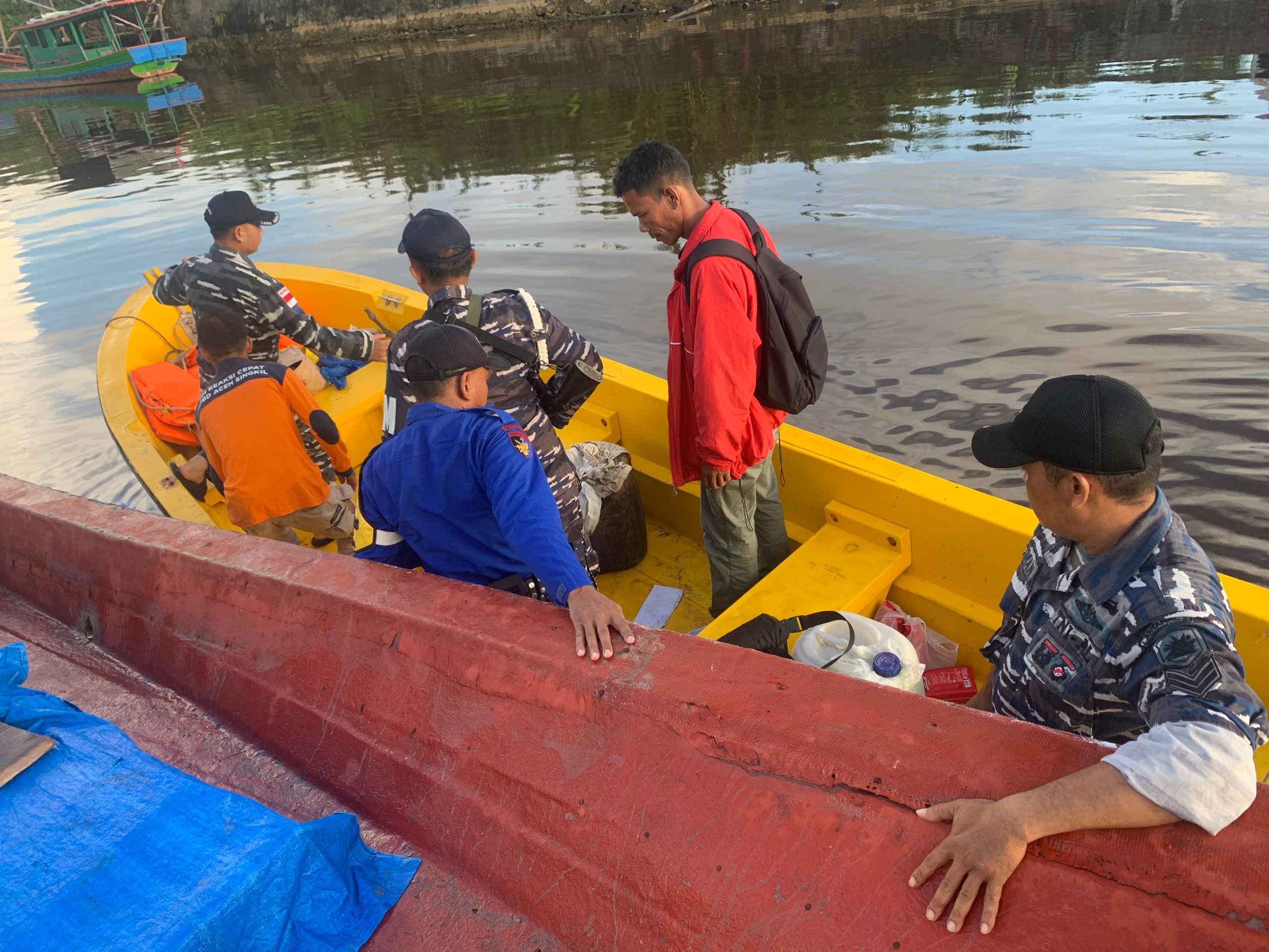 Gerak Cepat, Lanal Simeulue Bantu Evakuasi Korban Kapal Tenggelam