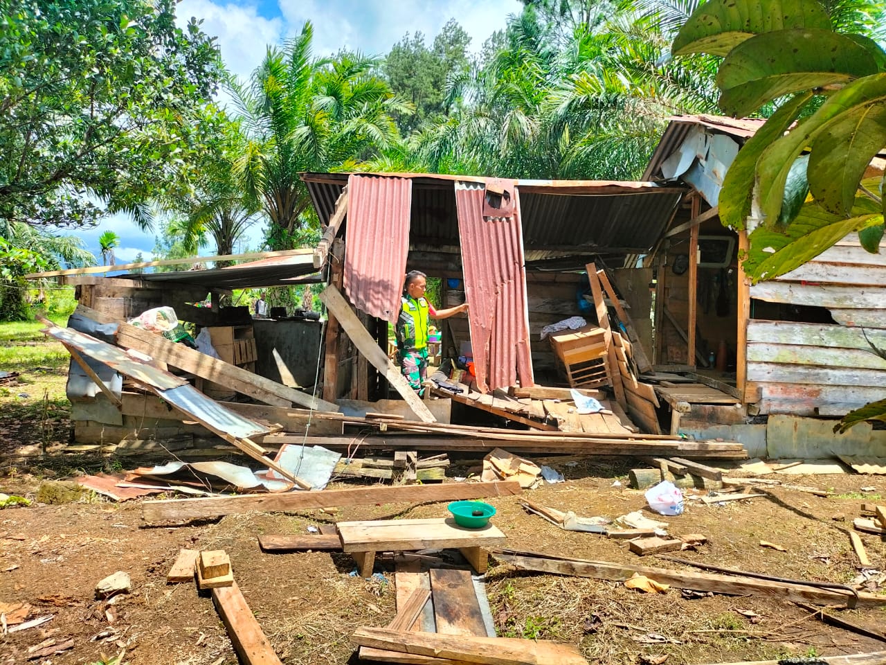 Satu Unit Rumah Kayu milik Warga Diamuk Gajah Liar