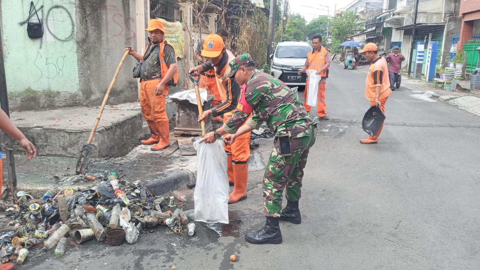 Babinsa 08/Johar Baru Dan Anggota PPSU Melaksanakan Kerja Bakti Bersama