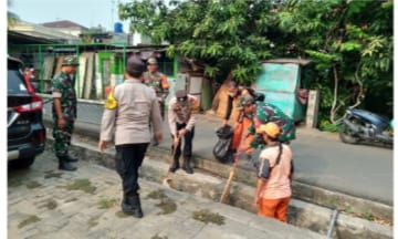 Babinsa Matraman Bersama Bhabinkamtibmas dan Warga Bersihkan Saluran Air