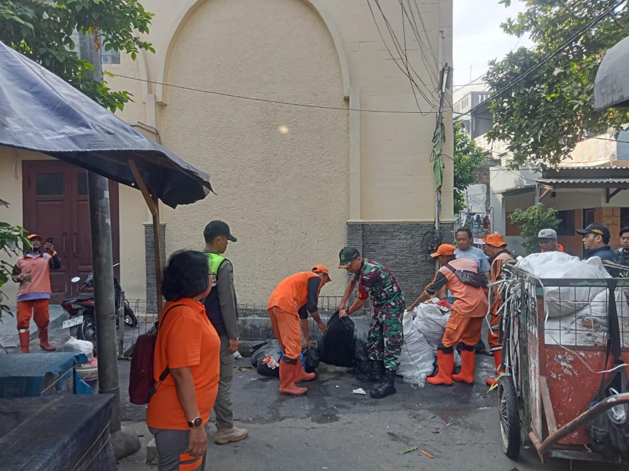 Babinsa Koramil 02/Sawah Besar Bantu PPSU Dan Warga Bersihkan Sampah