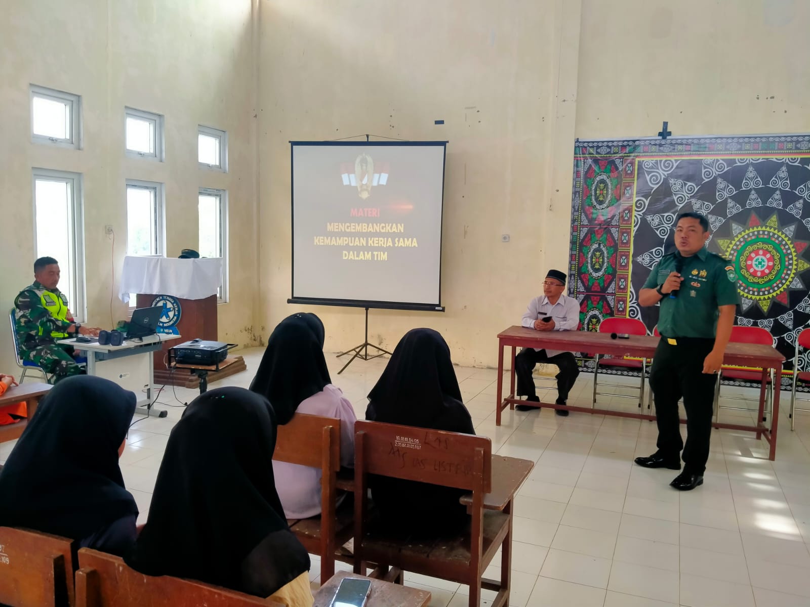 Dua Personil TNI Berikan Latihan Dasar Fisik, Mental dan Disiplin