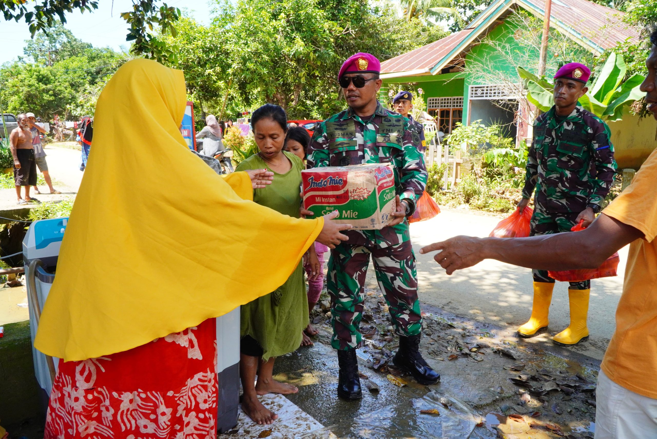 Komandan Batalyon Marinir Pertahanan Pangkalan VI Makassar Memimpin Prajurit Mendistribusikan logistik