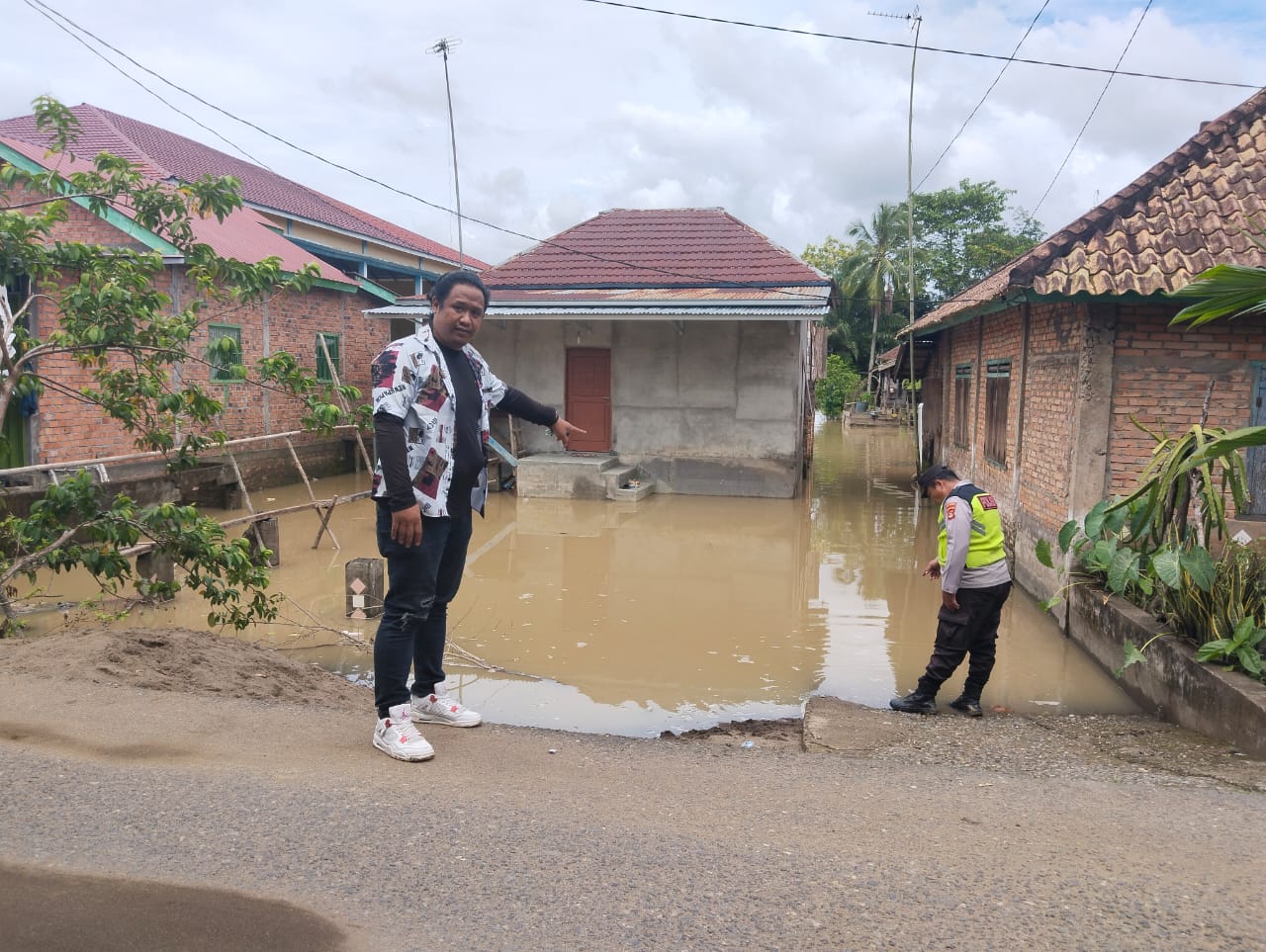 Monitoring Banjir Luapan Air Sungai Lematang Kapolsek Tanah Abang Himbau Warga Terdampak Waspada