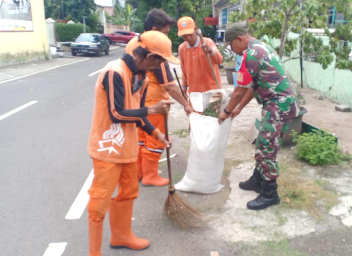 Babinsa Koramil 06/Cempaka Putih Melaksanakan Kerja Bakti Bersama Anggota PPSU