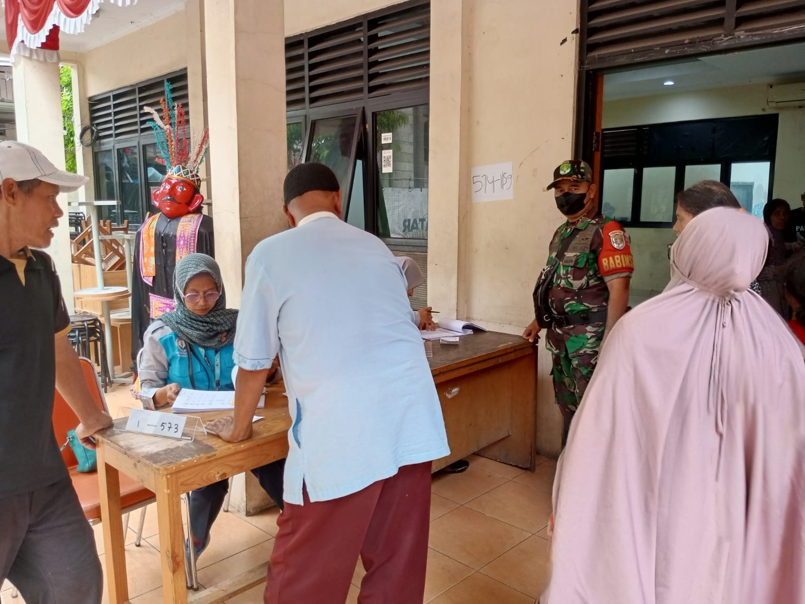 Babinsa Koramil 05/Tanah Abang Monitoring Penyaluran Beras Dari Bulog Kepada Warga