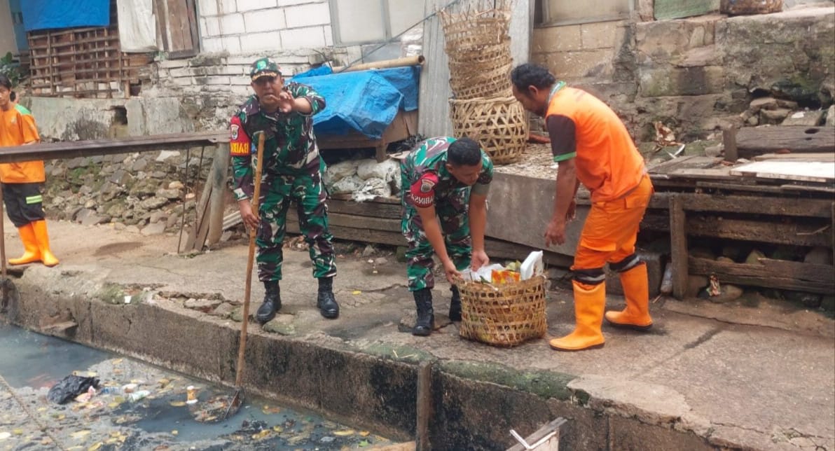 Babinsa Matraman Gandeng SDA Bersihkan Kali UKU