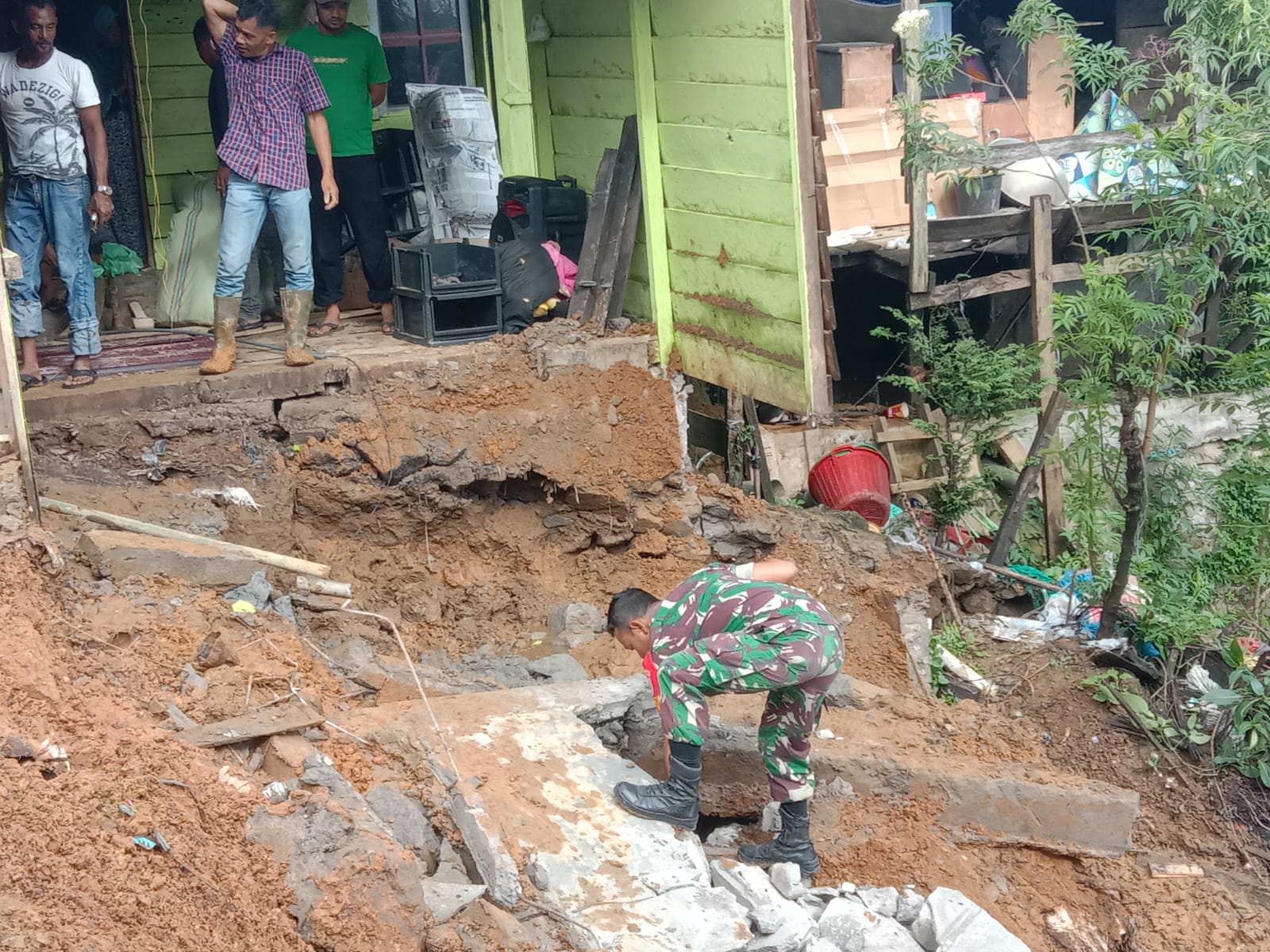 Babinsa dan Masyarakat: 2 Unit Reumah warga yang Longsor Akibat Curah Hujan yang tinggi Di Bener Meriah