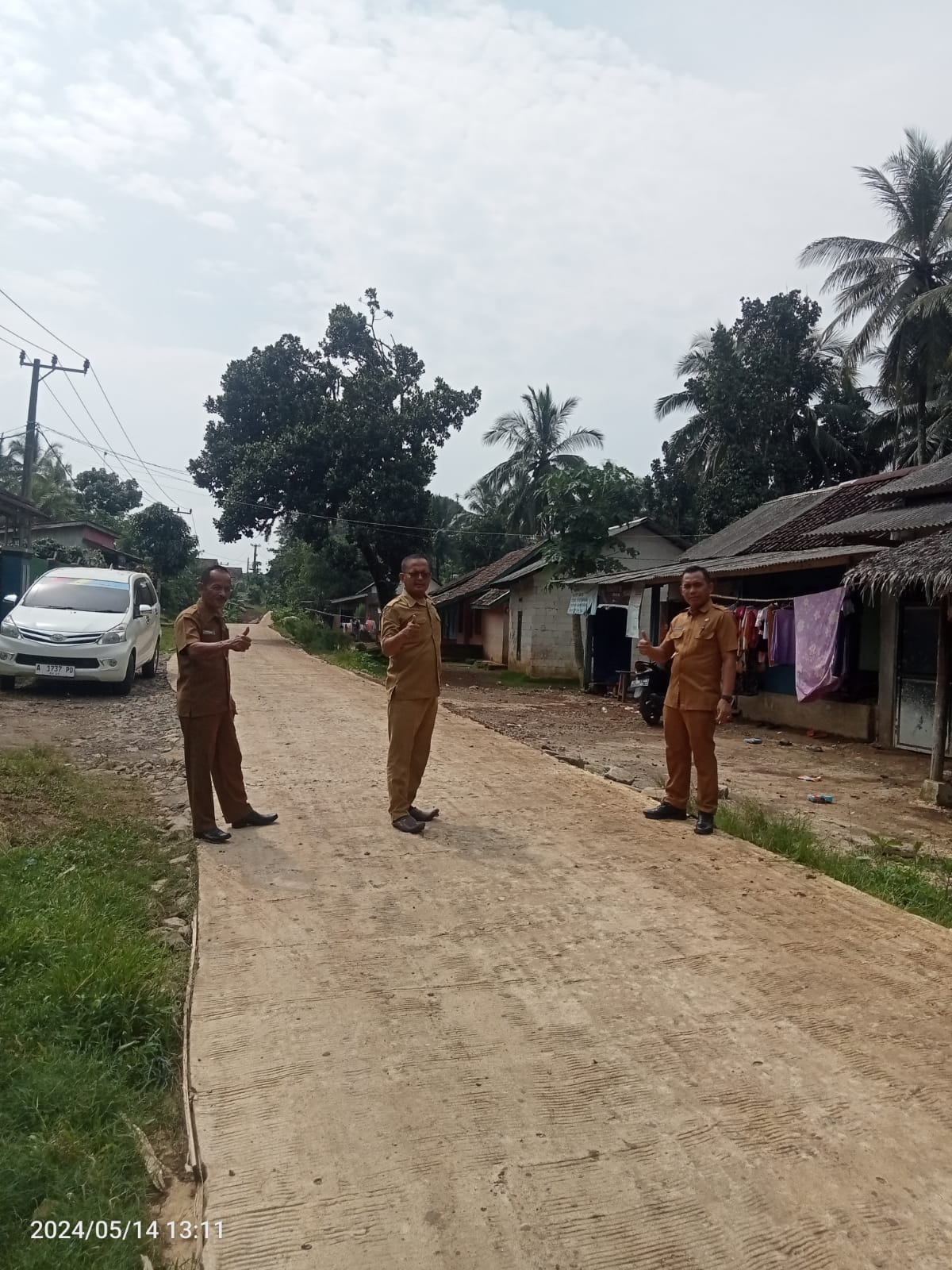 Pembangunan Jalan Rabat Beton di Dua Kampung Mencos Dan Cisero