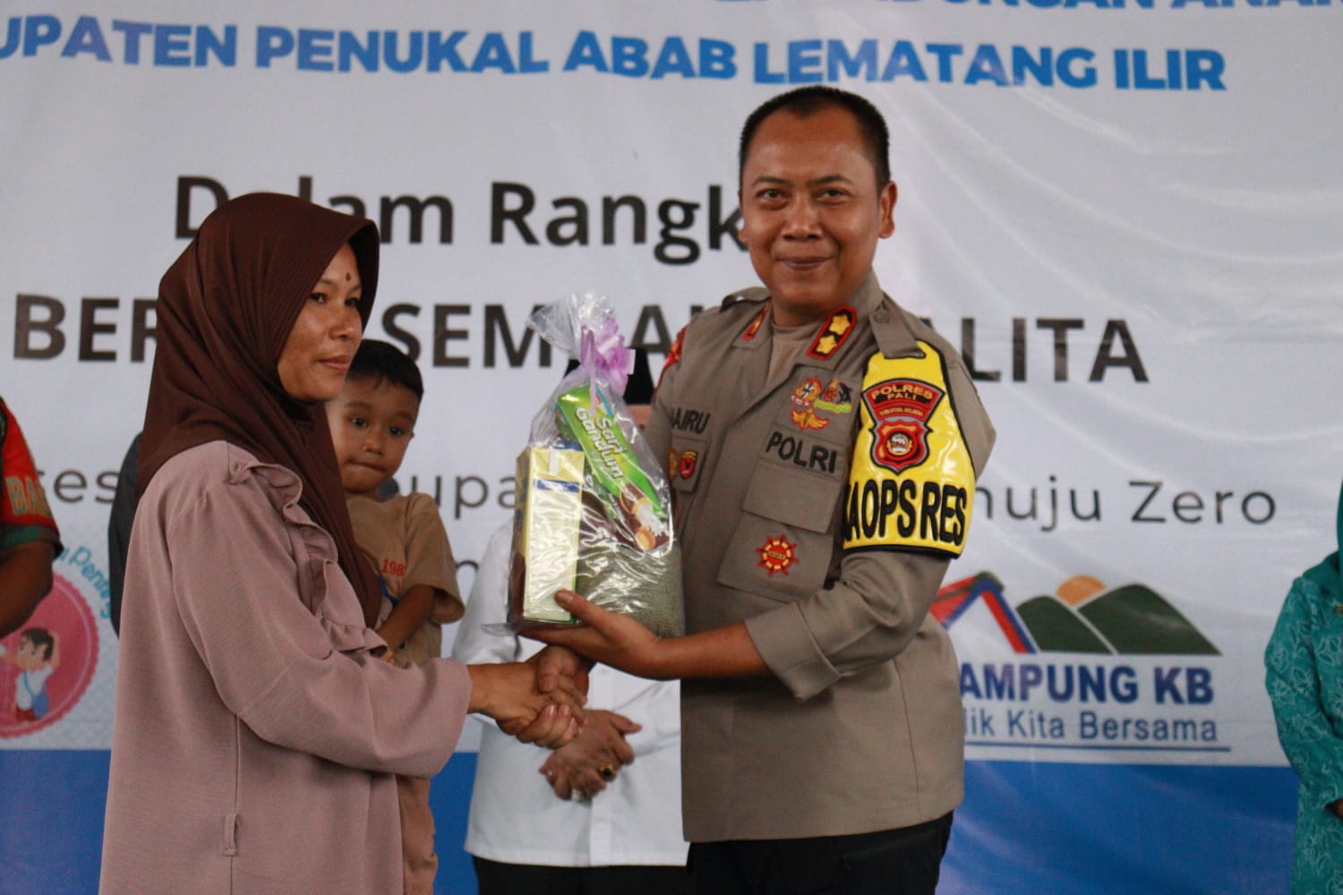 Kapolres AKBP Khairu Nasarudin Dampingi Wabup PALI Pembagian Sembako Belita Berisiko Stanting