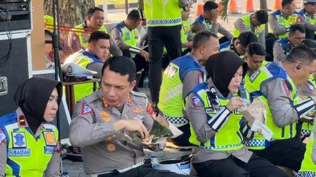 Luar Biasa.! Kedekatan I Made Agus Prasatya Bersama Personel Duduk Lesehan Sarapan Pagi di Aspal