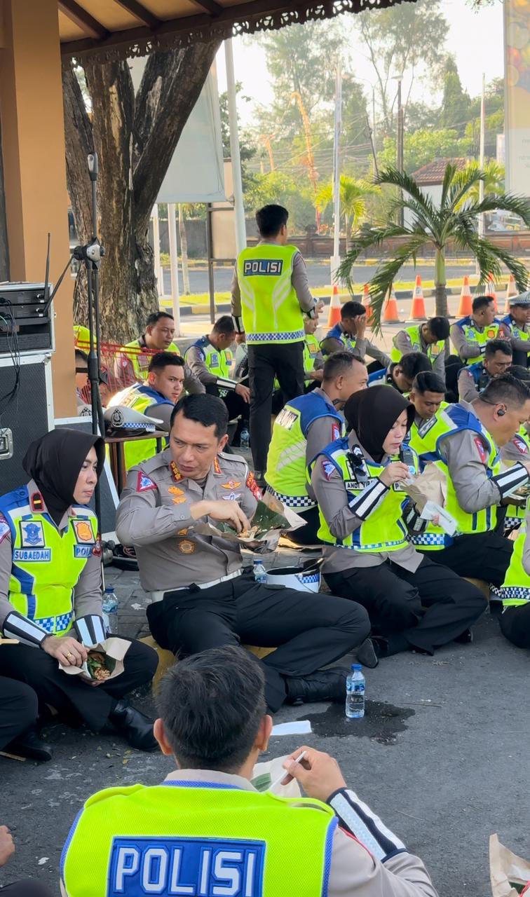 Luar Biasa.! Kedekatan I Made Agus Prasatya Bersama Personel Duduk Lesehan Sarapan Pagi di Aspal