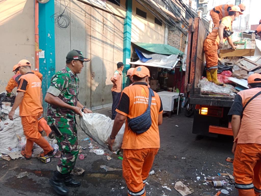 Pasar Gembrong Sasaran Pembersihan Koramil 08/JB, Warga Dan Anggota PPSU