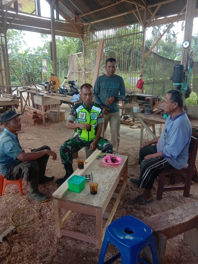 Babinsa Bersama Masyarakat Coffe Morning Di Desa Binaan