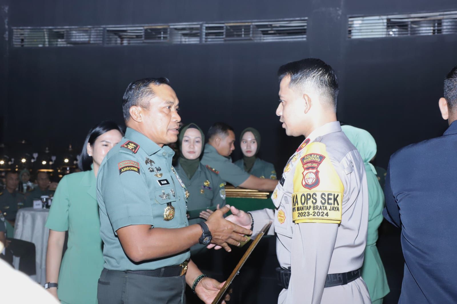 Sinergitas TNI Polri Pangdam Jaya Beri penghargaan kepada Kapolsek Mampang Prapatan Kompol David Y Kanitero.