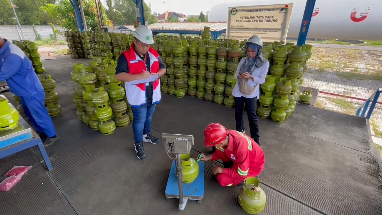 Pertamina Patra Niaga Uji Tabung Elpiji Bersama UPTD Metrologi Legal di Purwakarta dan Subang