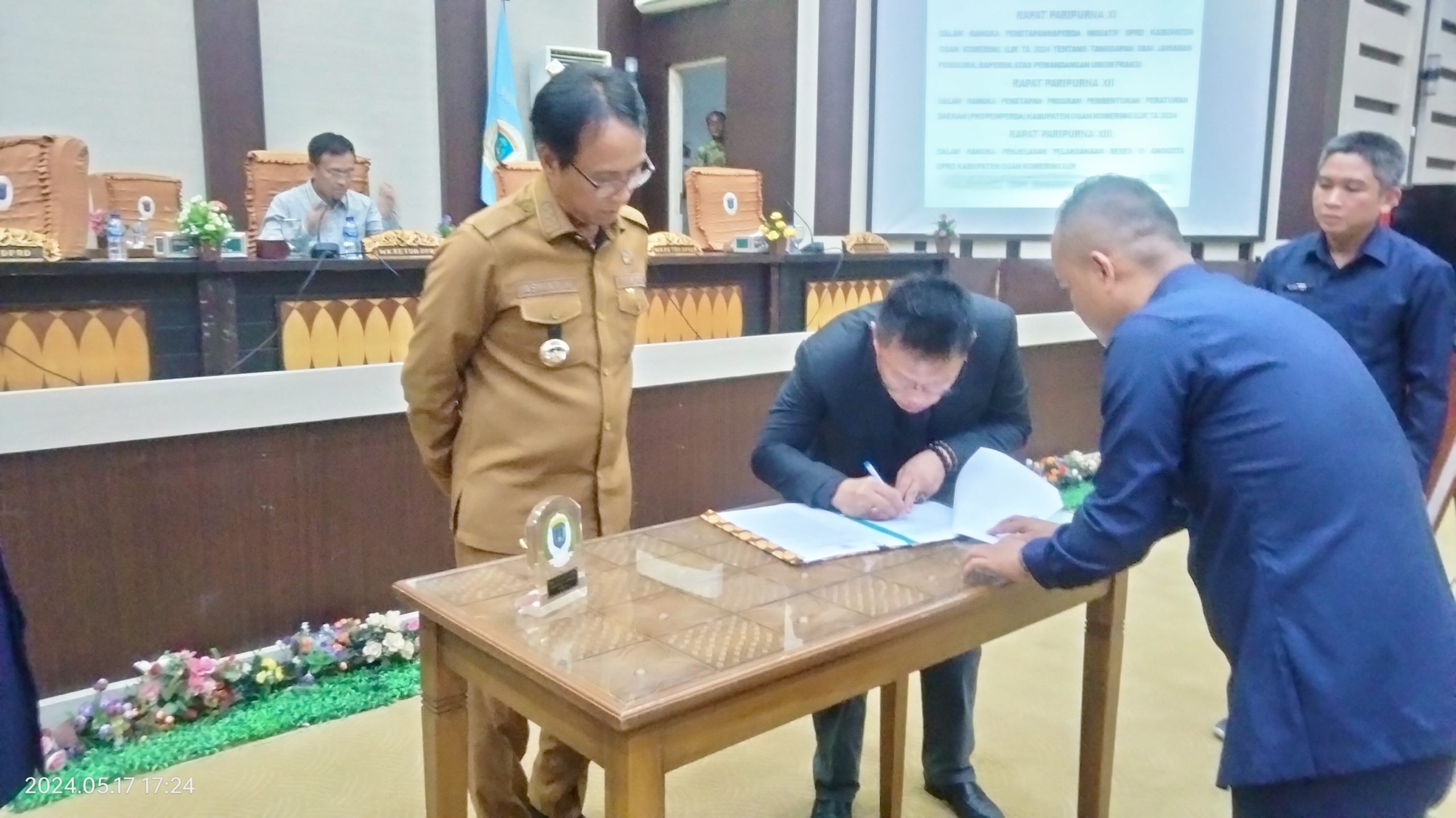 Rapat Paripurna XI XII XII DPRD OKI Pembahasan Raperda Inisiatif Pemandangan Umum Fraksi, Penetapan Propemperda TA 2024 dan Penjelasan Pelaksanaan Reses lll Anggota DPRD