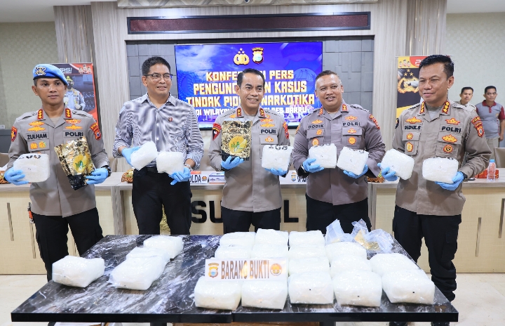 Kapolda Sulsel Pimpin Press Release Terkait Keberhasilan Satreskoba Polres Barru Ungkap 30 Kg Sabu