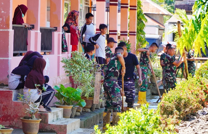 Satgas Marinir Bersihkan Sekolah SD Negeri 228 Suli Dari Lumpur,Mayor Marinir Yusman: Proses Belajar Mengajar Semoga Cepat Berjalan